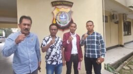 Warga Kabupaten Buteng, RM melalui Kuasa hukum Adnan cs saat melaporkan Balon Bupati LA soal dugaan pemalsuan ijazah di Polda Sultra.