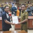 Rapat paripurna penyerahan rancangan Perubahan APBD Kolaka 2024. Pj Bupati Kolaka saat menyerahkan Rancangan Perubahan APBD kepada Ketua DPRD Kolaka Senin (26/8). FOTO: Harun