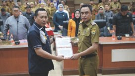 Rapat paripurna penyerahan rancangan Perubahan APBD Kolaka 2024. Pj Bupati Kolaka saat menyerahkan Rancangan Perubahan APBD kepada Ketua DPRD Kolaka Senin (26/8). FOTO: Harun