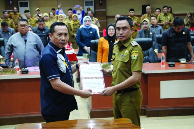 
 Rapat paripurna penyerahan rancangan Perubahan APBD Kolaka 2024. Pj Bupati Kolaka saat menyerahkan Rancangan Perubahan APBD kepada Ketua DPRD Kolaka Senin (26/8). FOTO: Harun