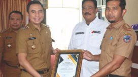 Pj Bupati Kolaka Muh Fadlansyah didampingi Asisten II Abbas dan Kadiskominfo I Nyoman Suastika, menyerahkan piagam pencanangan Kelurahan Cinta Statistik (Si Cantik) pada Pemerintah Kelurahan Laloeha, yang diserahkan saat Rakor Forum Satu Data Indonesia di aula Sasana Praja.