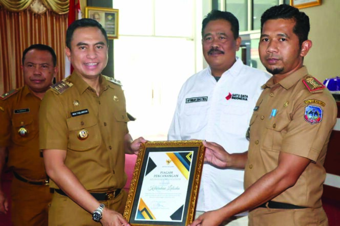 
 Pj Bupati Kolaka Muh Fadlansyah didampingi Asisten II Abbas dan Kadiskominfo I Nyoman Suastika, menyerahkan piagam pencanangan Kelurahan Cinta Statistik (Si Cantik) pada Pemerintah Kelurahan Laloeha, yang diserahkan saat Rakor Forum Satu Data Indonesia di aula Sasana Praja.