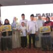 AJP-ASLI tengah saat pose bersama dengan pemenang doorprize yang akan diberangkatkan umrah.