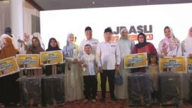 AJP-ASLI tengah saat pose bersama dengan pemenang doorprize yang akan diberangkatkan umrah.