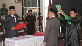 Pj. Bupati Kolaka Drs. Muhammad Fadlansyah, M.Si melantik Pj. Sekda Kolaka Ramli H Sima, SH.,MH yang berlangsung di Aula Sasanapraja Pemda Kolaka, Senin, (23/09)