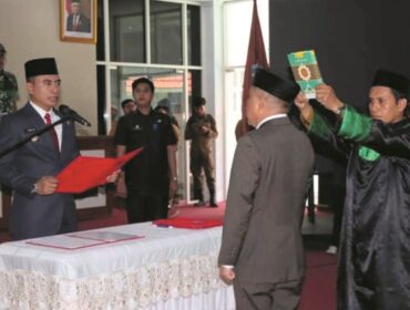 Pj. Bupati Kolaka Drs. Muhammad Fadlansyah, M.Si melantik Pj. Sekda Kolaka Ramli H Sima, SH.,MH yang berlangsung di Aula Sasanapraja Pemda Kolaka, Senin, (23/09)