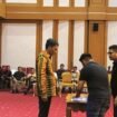 Kadis Diknas Sultra Yusmin (kiri, batik kuning) saat mengikuti gladi pelantikan Pj Bupati Kolut. (ist)