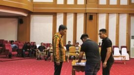 Kadis Diknas Sultra Yusmin (kiri, batik kuning) saat mengikuti gladi pelantikan Pj Bupati Kolut. (ist)