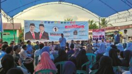 Calon bupati Kolaka H. Amri memberikan sambutan pada kampanye dialogis di Kelurahan Mangolo, kecamatan Latambaga, Rabu (25/9).