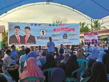 Calon bupati Kolaka H. Amri memberikan sambutan pada kampanye dialogis di Kelurahan Mangolo, kecamatan Latambaga, Rabu (25/9).