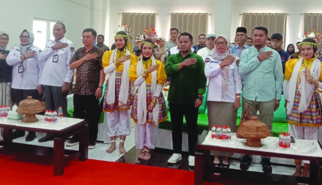 
 KPU Muna menggelar Focus Group Discussion (FGD) untuk merumuskan Tagline Pilkada, Senin (12/8). FOTO: Ahmad