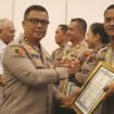 Kapolda Sultra, Irjen Pol Dwi Irianto saat memberikan penghargaan kepada polisi yang berprestasi. (wartasuar.com)