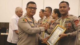 Kapolda Sultra, Irjen Pol Dwi Irianto saat memberikan penghargaan kepada polisi yang berprestasi. (wartasuar.com)
