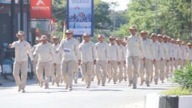 Regu putra tim gerak jalan indah Sekretariat DPRD Kolaka. FOTO: Humas DPRD Kolaka