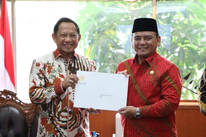 
 Presiden Jokowi Perpanjang Masa Jabatan Pj Gubernur Sultra, Andap: Alhamdulillah, Terima Kasih Atas Kepercayaan Ini, Siap Mengemban Amanah Sebaik-baiknya