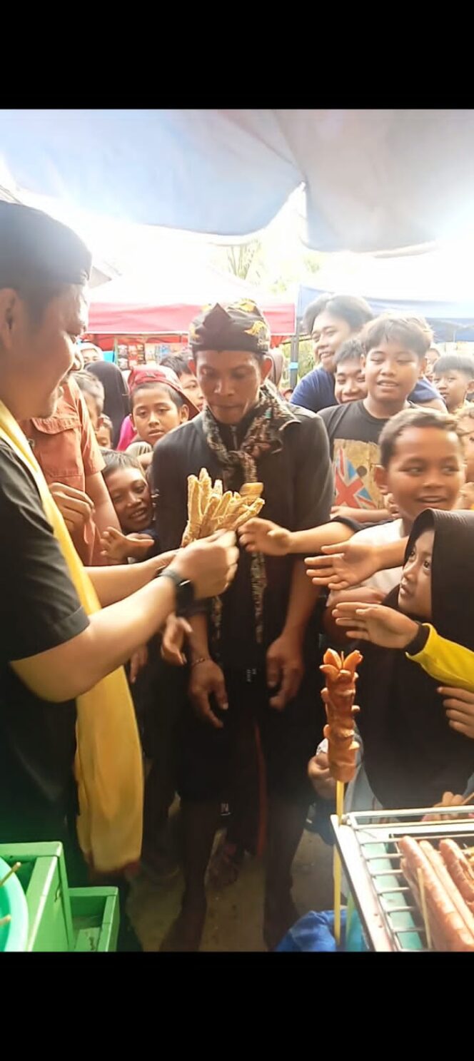 
 Hadiri Pesta Pernikahan, Ratusan Warga Kelurahan Rara Sambut Bupati Koltim