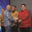 Yudhianto Mahardika saat menerima penghargaan pemuda inspiratif dalan Sultra Awards Kendari Pos.
