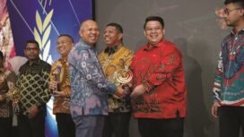 Yudhianto Mahardika saat menerima penghargaan pemuda inspiratif dalan Sultra Awards Kendari Pos.