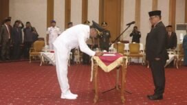 Pj Gubernur Andap Budhi Revianto saat melaksanakan pelantikan terhadap Pj Bupati Kolaka Utara, Yusmin.
