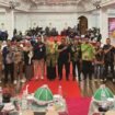 Pose bersama usai dilaksanakan pembukaan bimtek pelaksanaan regulasi dan pelaporan dana kampanye.