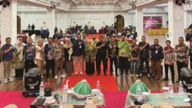 Pose bersama usai dilaksanakan pembukaan bimtek pelaksanaan regulasi dan pelaporan dana kampanye.