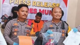 Kapolres Muna, AKBP Indra Sandy Purnama Sakti (kanan) Memperlihatkan Tersangka Kades Cabul LUG serta Barang Bukti Yang Digunakan Tersangka
