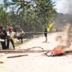 Massa aksi memblokade jalan menuju TPAS di desa Wawesa kecamatan Batalaiworu, Kamis (12/9).