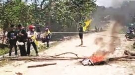 Massa aksi memblokade jalan menuju TPAS di desa Wawesa kecamatan Batalaiworu, Kamis (12/9).