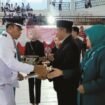 Plt Bupati Muna, Bachrun Labuta Memberikan SK Perpanjangan Masa Jabatan Kades Menjadi Delapan Tahun.