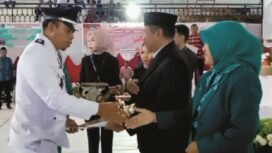 Plt Bupati Muna, Bachrun Labuta Memberikan SK Perpanjangan Masa Jabatan Kades Menjadi Delapan Tahun.