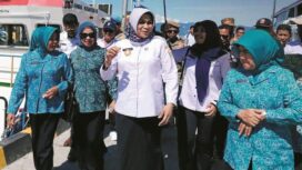 Ketua TP PKK Muna, Leomo Bachrun (kanan pertama) Bersama Rombongan Menyambut Kedatangan PJS Bupati Muna, Yuni Nurmalawati (kedua kanan) Di Pelabuhan Nusantara Raha