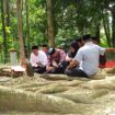 Paslon Bupati dan Wakil Bupati Kolaka H Muhammad Jayadin dan Deni Germanto Lisan saat berziarah ke makam Raja Mekongga Sangia Nibandera.