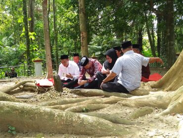 Paslon Bupati dan Wakil Bupati Kolaka H Muhammad Jayadin dan Deni Germanto Lisan saat berziarah ke makam Raja Mekongga Sangia Nibandera.