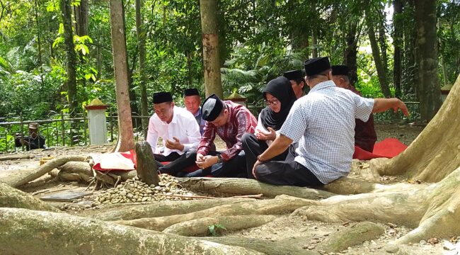 Paslon Bupati dan Wakil Bupati Kolaka H Muhammad Jayadin dan Deni Germanto Lisan saat berziarah ke makam Raja Mekongga Sangia Nibandera.