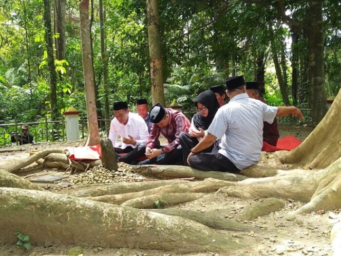 
 Paslon Bupati dan Wakil Bupati Kolaka H Muhammad Jayadin dan Deni Germanto Lisan saat berziarah ke makam Raja Mekongga Sangia Nibandera.