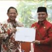 Mendagri Tito Karnavian menyerahkan SK perpanjangan masa jabatan Pj Gubernur Sultra pada Andap Budhi Revianto. (ist)