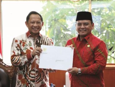 Mendagri Tito Karnavian menyerahkan SK perpanjangan masa jabatan Pj Gubernur Sultra pada Andap Budhi Revianto. (ist)