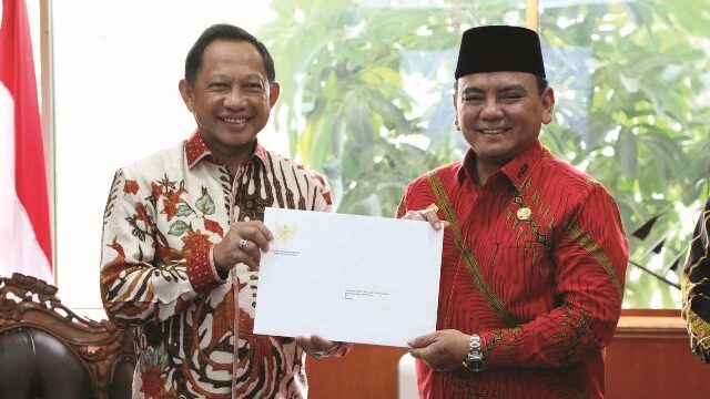 Mendagri Tito Karnavian menyerahkan SK perpanjangan masa jabatan Pj Gubernur Sultra pada Andap Budhi Revianto. (ist)