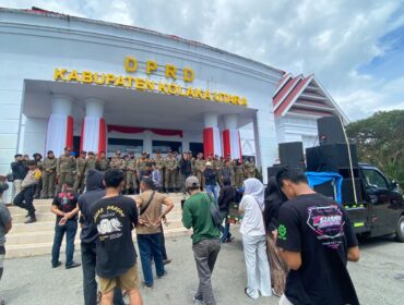 GERAM saat melakukan demonstrasi di DPRD terkait sertifikasi lahan secara pribadi yang selama ini digunakan sebagai akses masyarakat. (Sulaeha)