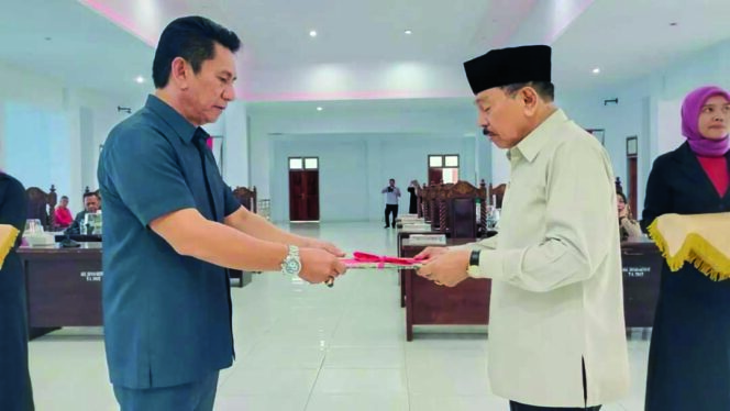 
 Bupati Butur Dr. Muh. Ridwan Zakariah serahkan dokumen Rancangan Perubahan KUA dan PPAS APBD Kabupaten Buton Utara Tahun Anggaran 2024 kepada Ketua DPRD Kabupaten Buton Utara, H. Muh. Rukman Basri Zakariah, SE. di Gedung DPRD, Kompleks Perkantoran Bumi Sara'ea, Jumat, 30 Agustus 2024.