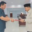 Bupati Butur Dr. Muh. Ridwan Zakariah serahkan dokumen Rancangan Perubahan KUA dan PPAS APBD Kabupaten Buton Utara Tahun Anggaran 2024 kepada Ketua DPRD Kabupaten Buton Utara, H. Muh. Rukman Basri Zakariah, SE. di Gedung DPRD, Kompleks Perkantoran Bumi Sara'ea, Jumat, 30 Agustus 2024. (wartasuar.com)