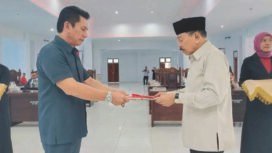 Bupati Butur Dr. Muh. Ridwan Zakariah serahkan dokumen Rancangan Perubahan KUA dan PPAS APBD Kabupaten Buton Utara Tahun Anggaran 2024 kepada Ketua DPRD Kabupaten Buton Utara, H. Muh. Rukman Basri Zakariah, SE. di Gedung DPRD, Kompleks Perkantoran Bumi Sara'ea, Jumat, 30 Agustus 2024. (wartasuar.com)