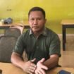 Balon Bupati Muna Barat, La Ode Darwin saat memberikan keterangan.