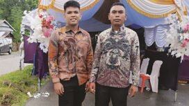 Dewan Pengarah Mahasiswa dan Pemuda Desa Waulai Agus kanan saat menyatakan dukungan terhadap La Ode Darwin.