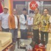Calon Bupati Muna, Laode Kardini (kedua kanan) Menerima SK Dukungan Dari PKS. (wartasuar.com)
