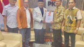 Calon Bupati Muna, Laode Kardini (kedua kanan) Menerima SK Dukungan Dari PKS. (wartasuar.com)