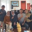 Eks Kapolri Idham Asis dan keluarga saat menyatakan sikap dukung pasangan LA-IDA di Pilgub Sultra