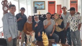 Eks Kapolri Idham Asis dan keluarga saat menyatakan sikap dukung pasangan LA-IDA di Pilgub Sultra