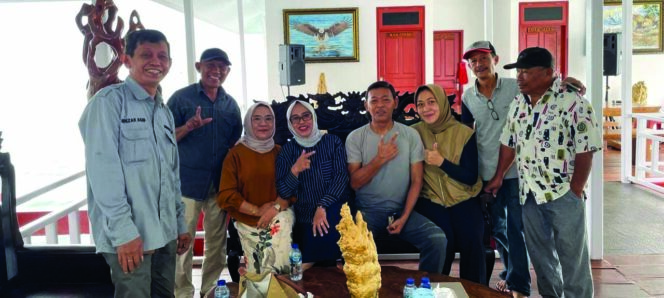 
 Eks Kapolri Idham Asis dan keluarga saat menyatakan sikap dukung pasangan LA-IDA di Pilgub Sultra