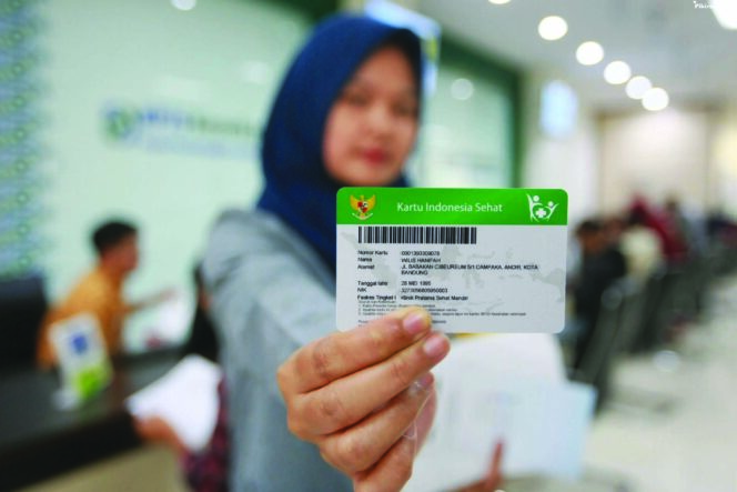 
 Plt Bupati Muna Dapat Penghargaan UHC Awards-95 Persen Penduduk Muna Terdaftar JKN